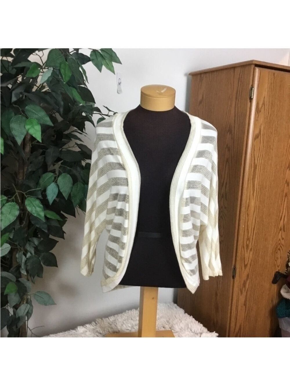 Deb open front cardigan batwing sleeve Woman’s Large cream lightweight
